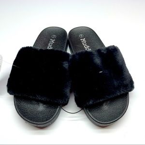 Womens Mudd black plush slippers
